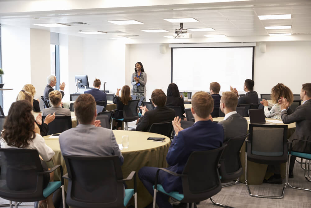 delegates-applauding-businesswoman-making-presenta-2024-10-19-04-30-00-utc Torre Banco Plaza